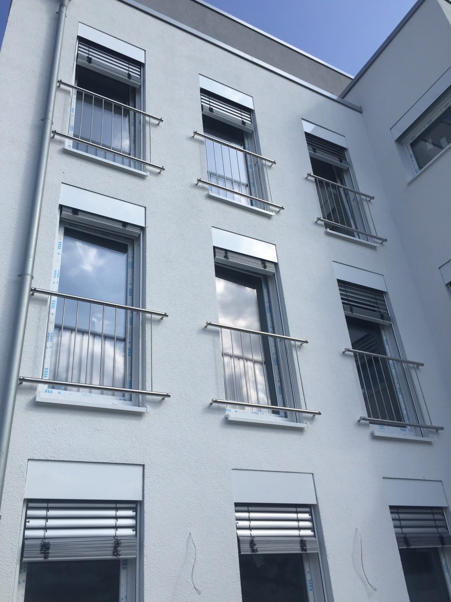 Absturzsicherung Edelstahl Fensterreihe Mehrfamilienhaus
