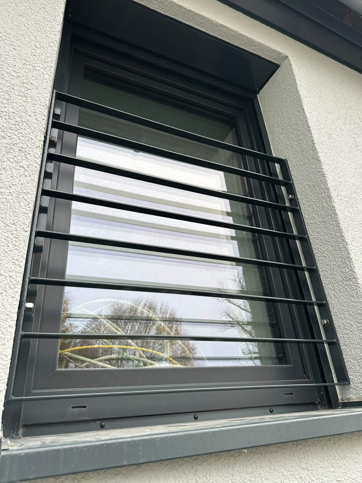 Absturzsicherung FL 40x10 Stahl anthrazit gepulvert vor bodentiefem Fenster