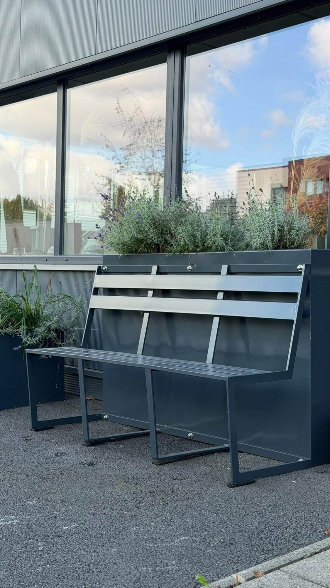 Sitzbank mit Blumenkübel verzinkt und gepulvert RAL 7016