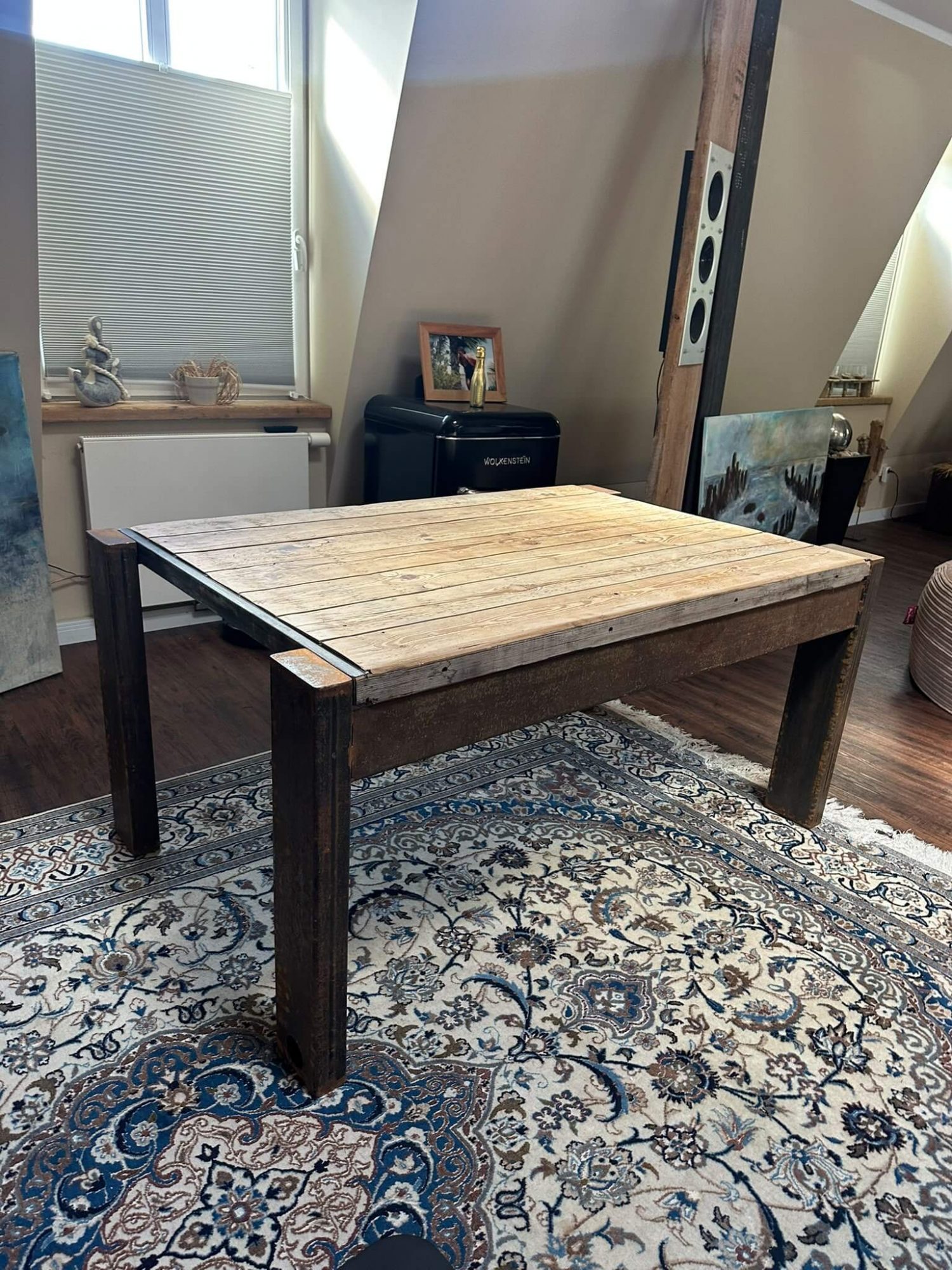 Tisch Stahlkonstruktion mit Gerüstbaubohle