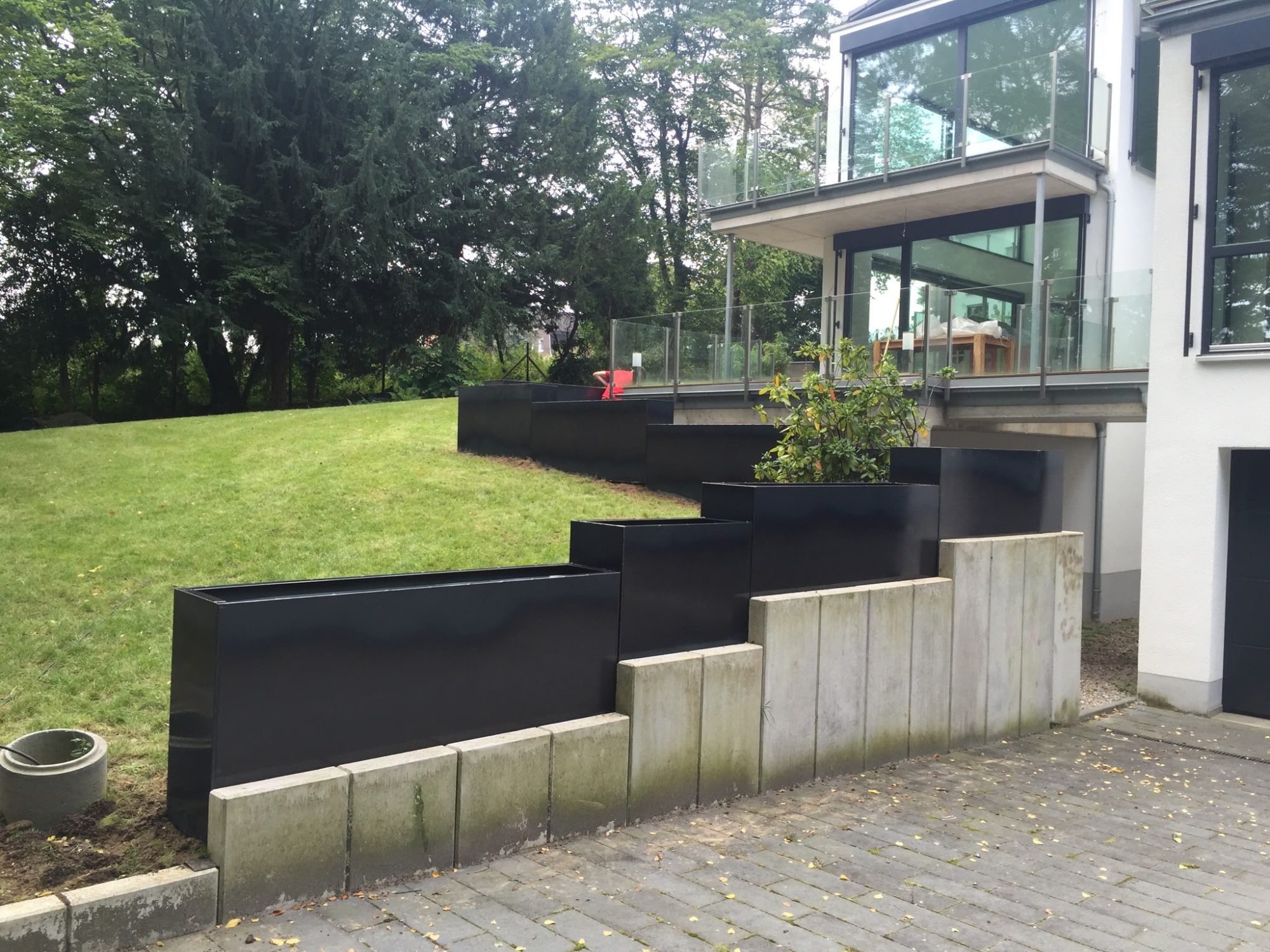 Pflanzkübel Schwarz Stahl Terrassiert Hanggarten