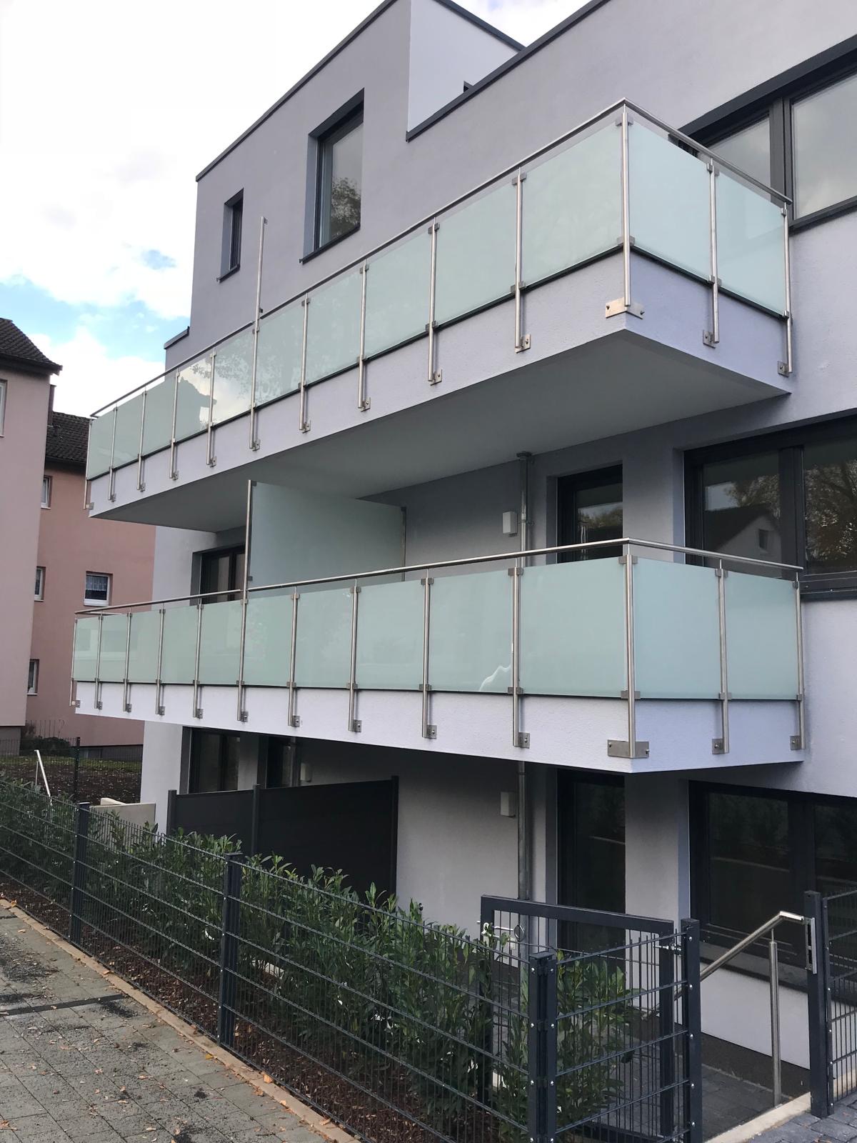 Balkongeländer Edelstahl Glas Mehrfamilienhaus