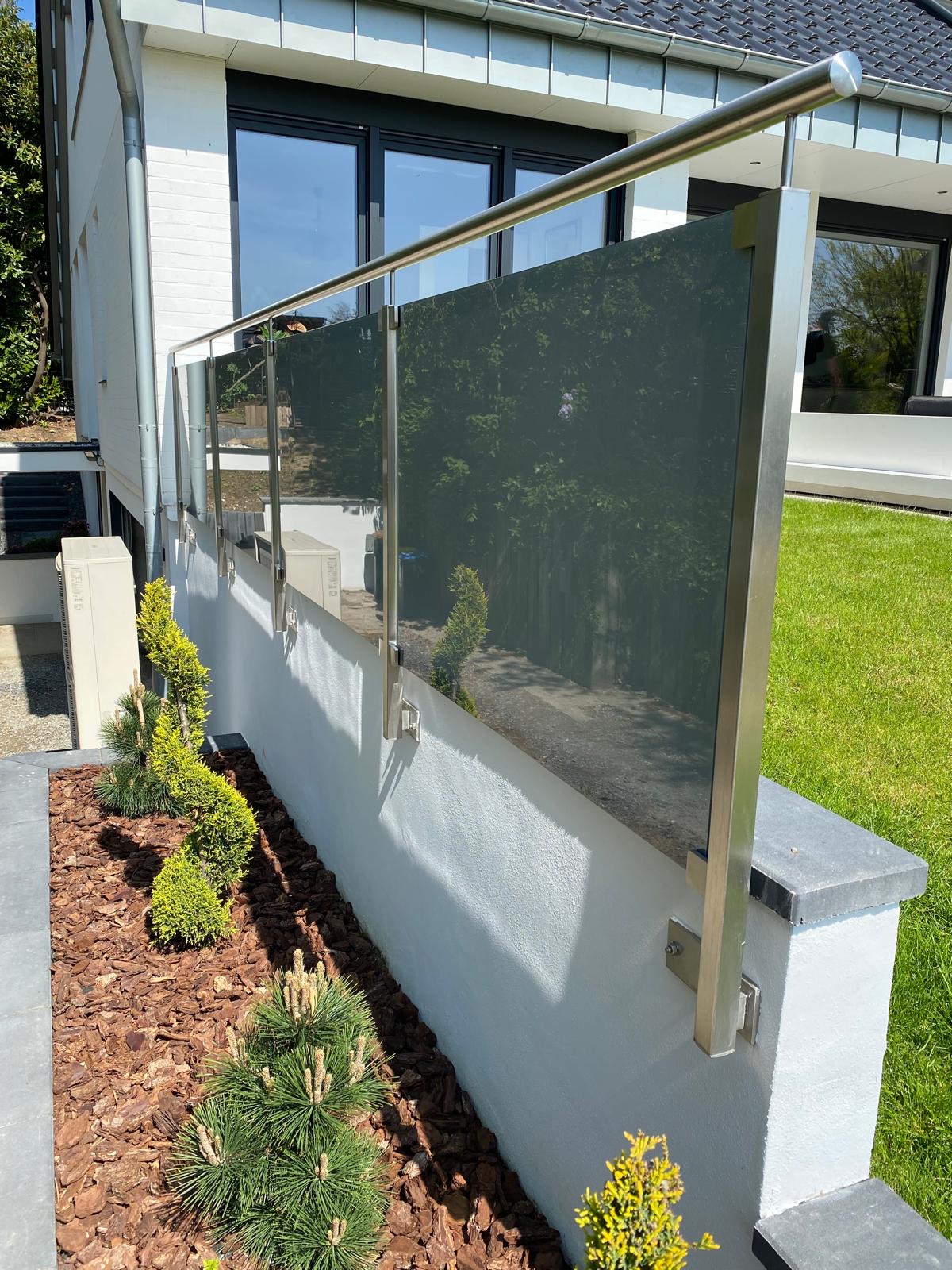Geländer Edelstahl Glas Grün Mauer