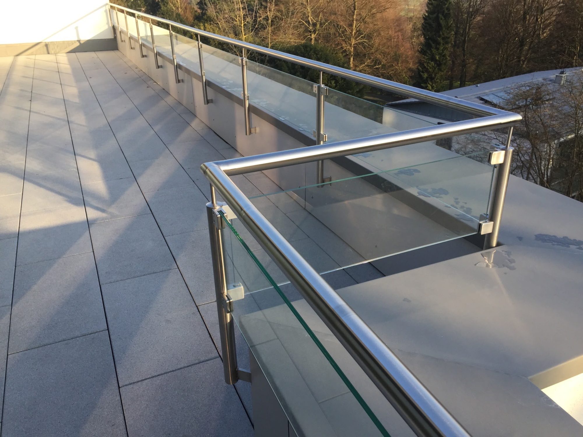 Glas Edelstahlgeländer Penthouse halbhoch, seitliche Befestigung