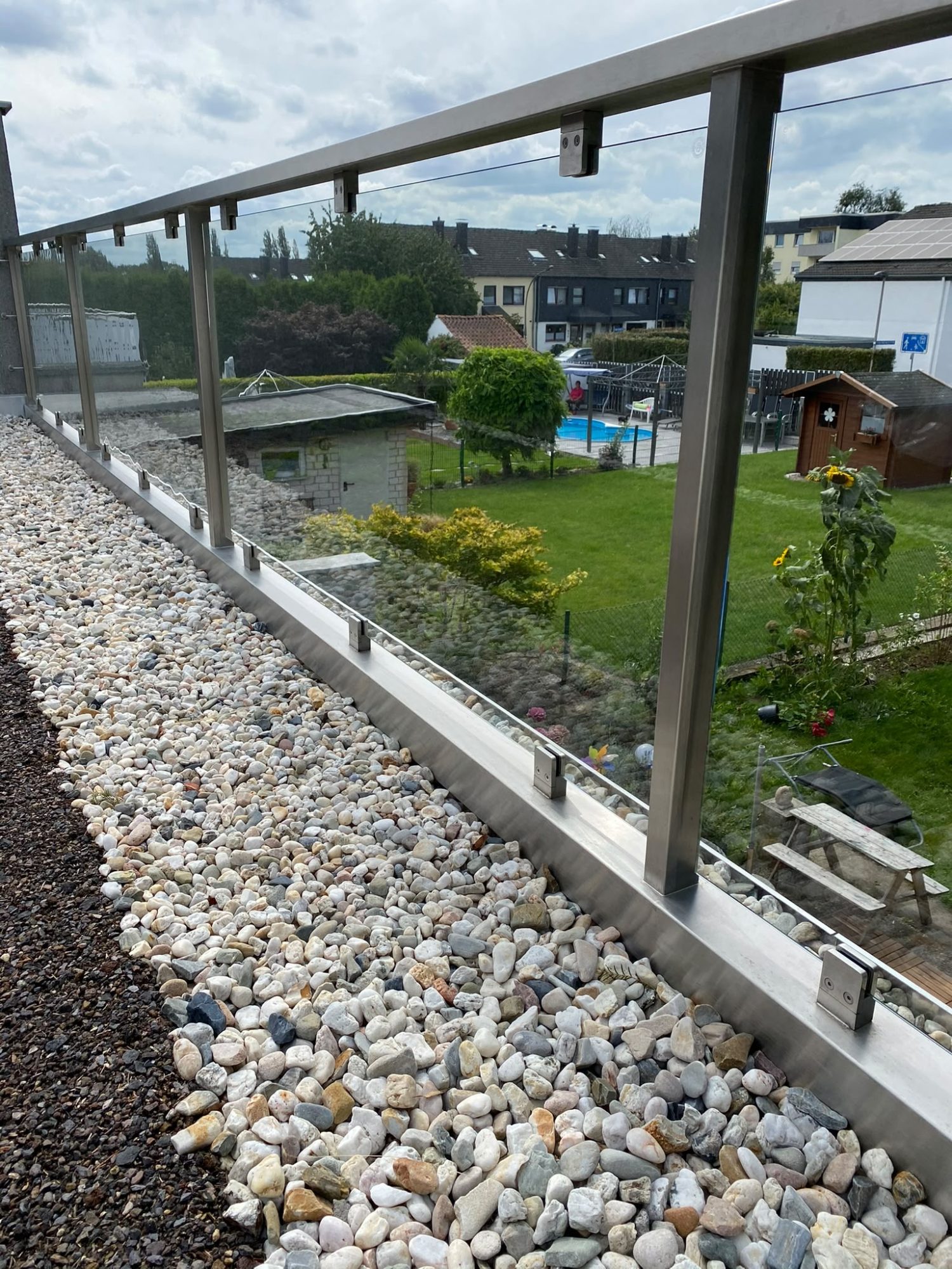 Glas Edelstahlgeländer als Rahmen 8m breit, seitliche Befestigung