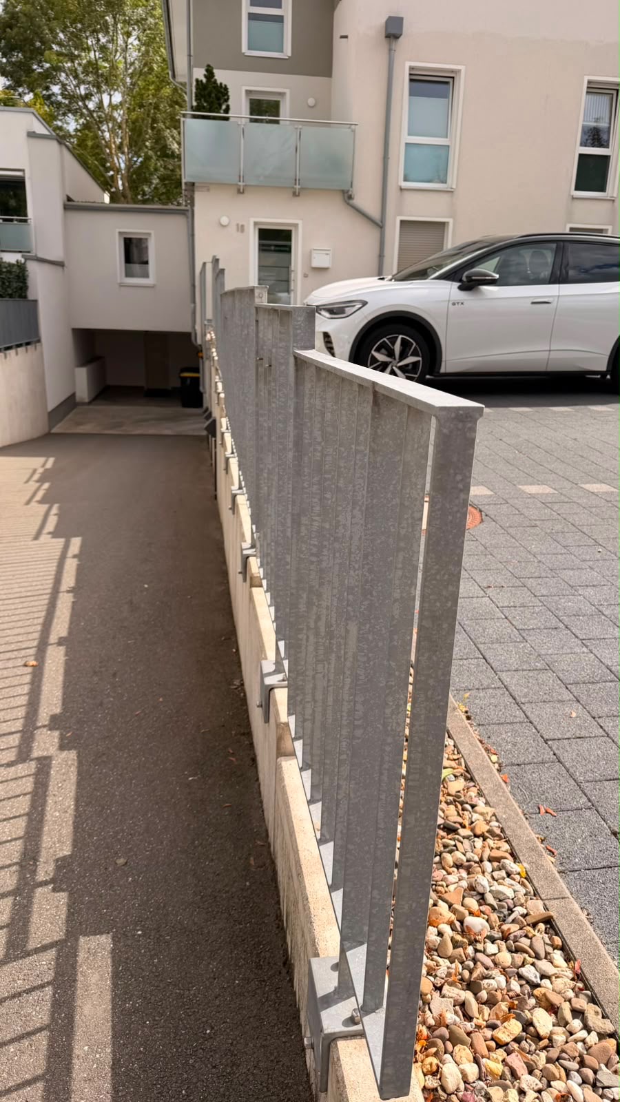 Geländer aus Flachmaterial an einer Tiefgarage verzinkt