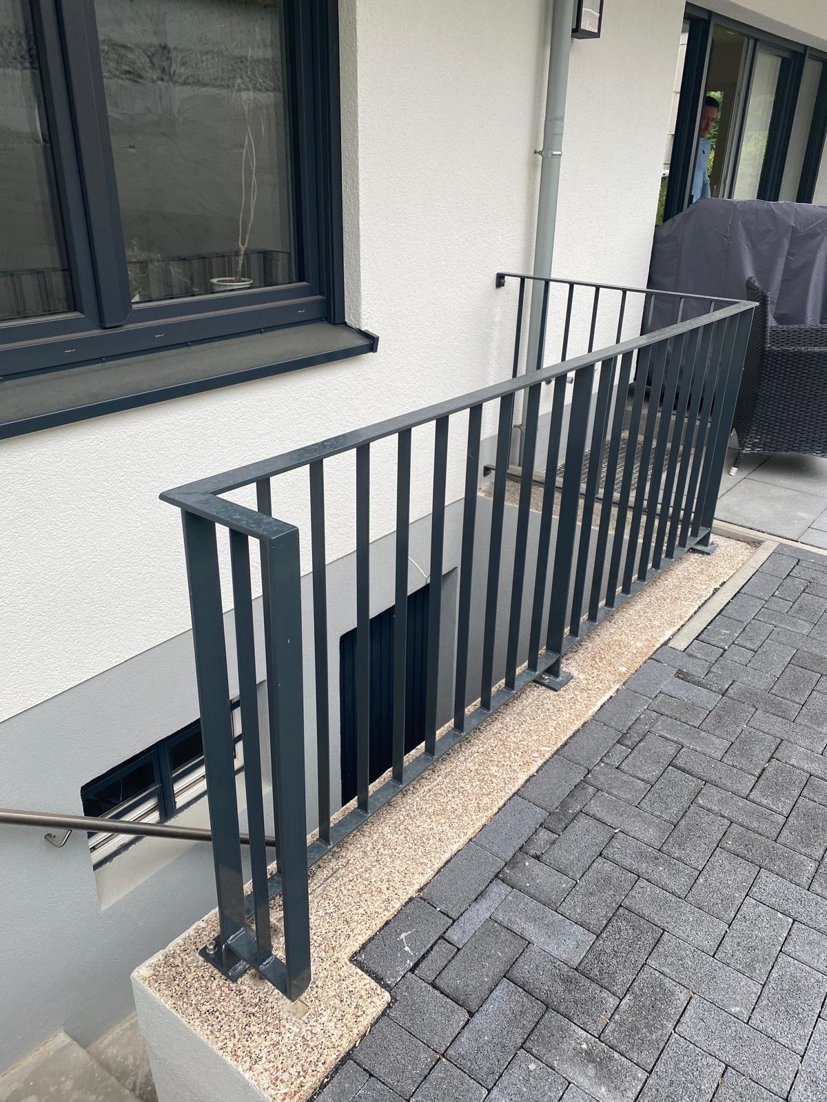 Kellertreppengeländer Stahl verzinkt und RAL 7016 gepulvert, Befestigung aufgesetzt