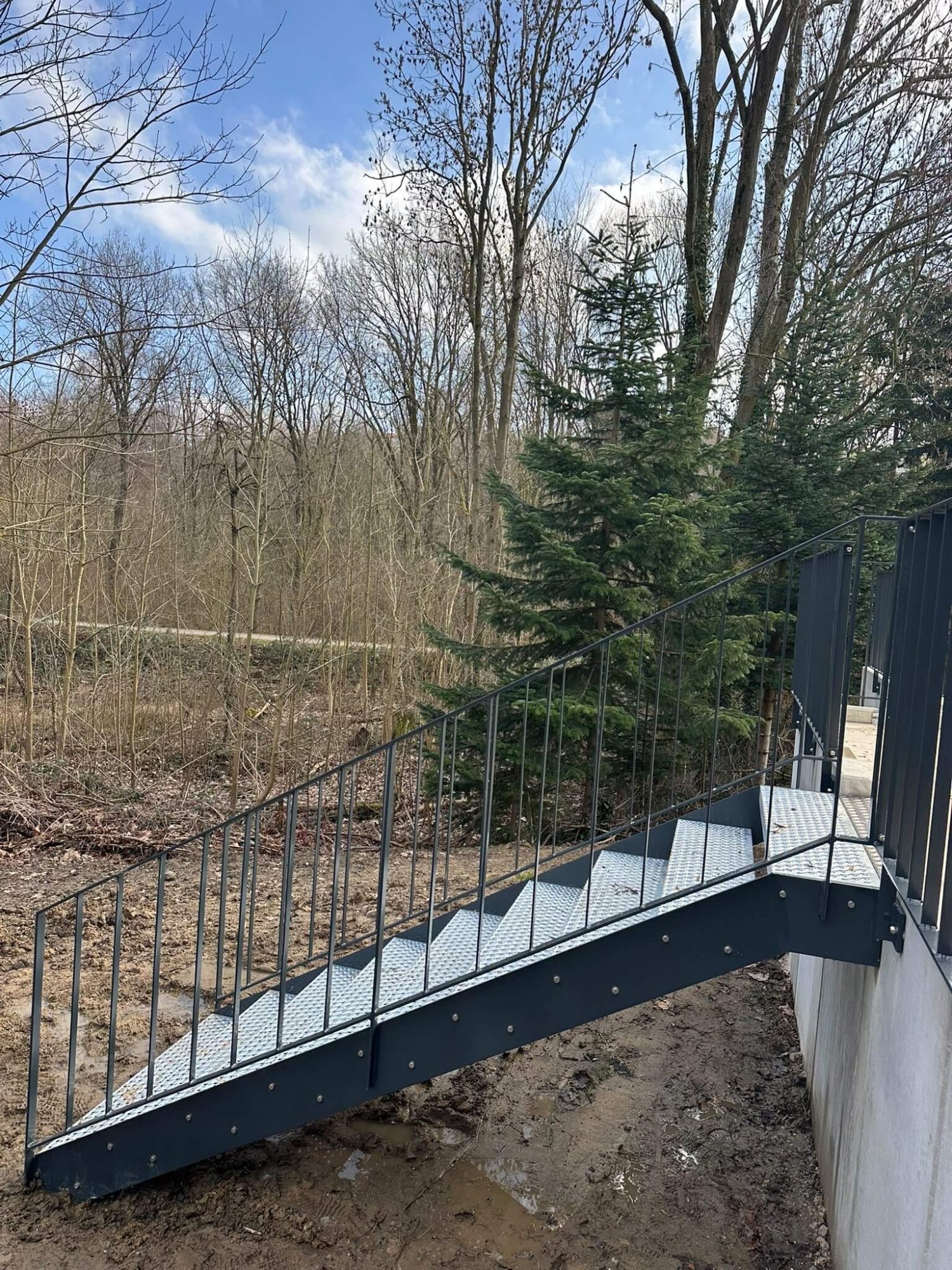 Geländer mit Flachstahlwangentreppe aus Flachmaterial verzinkt und gepulvert in RAL 7016