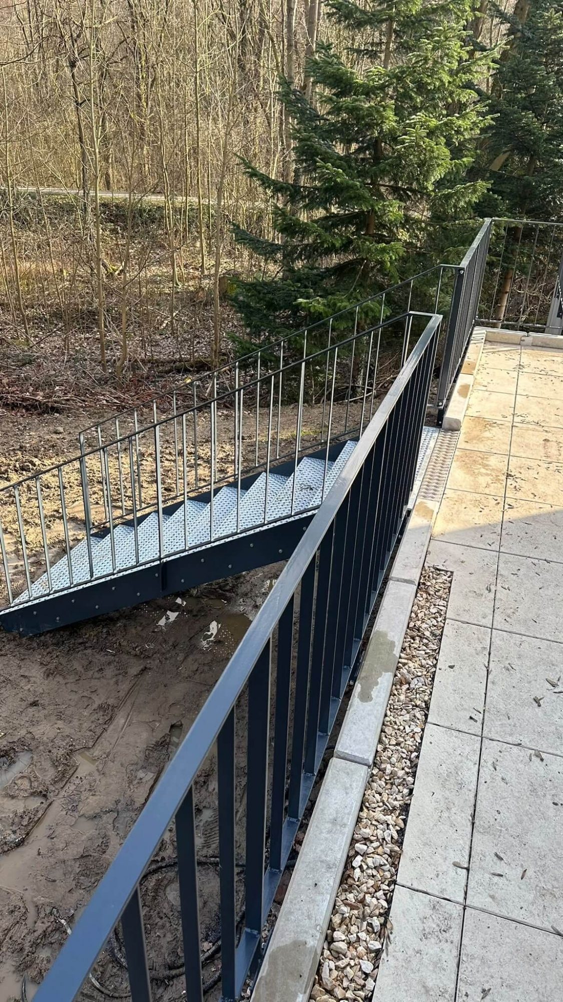Geländer mit Flachstahlwangentreppe aus Flachmaterial verzinkt und gepulvert in RAL 7016