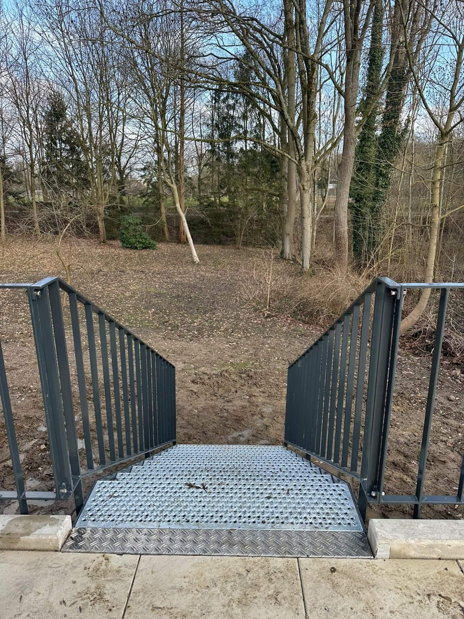 Geländer mit Flachstahlwangentreppe aus Flachmaterial verzinkt und gepulvert in RAL 7016