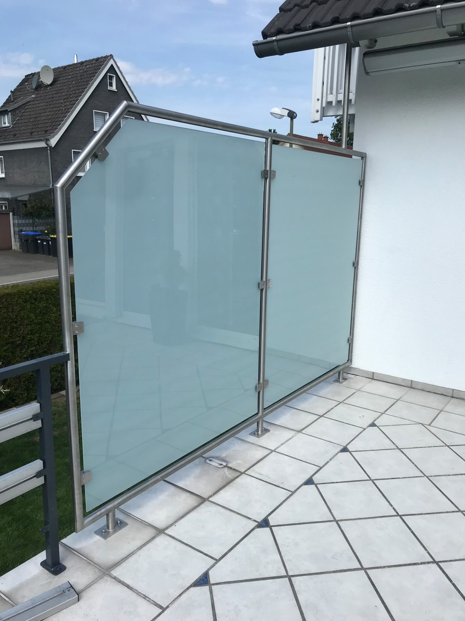 Sicht- und Windschutz mit Rahmen und mattem Glas