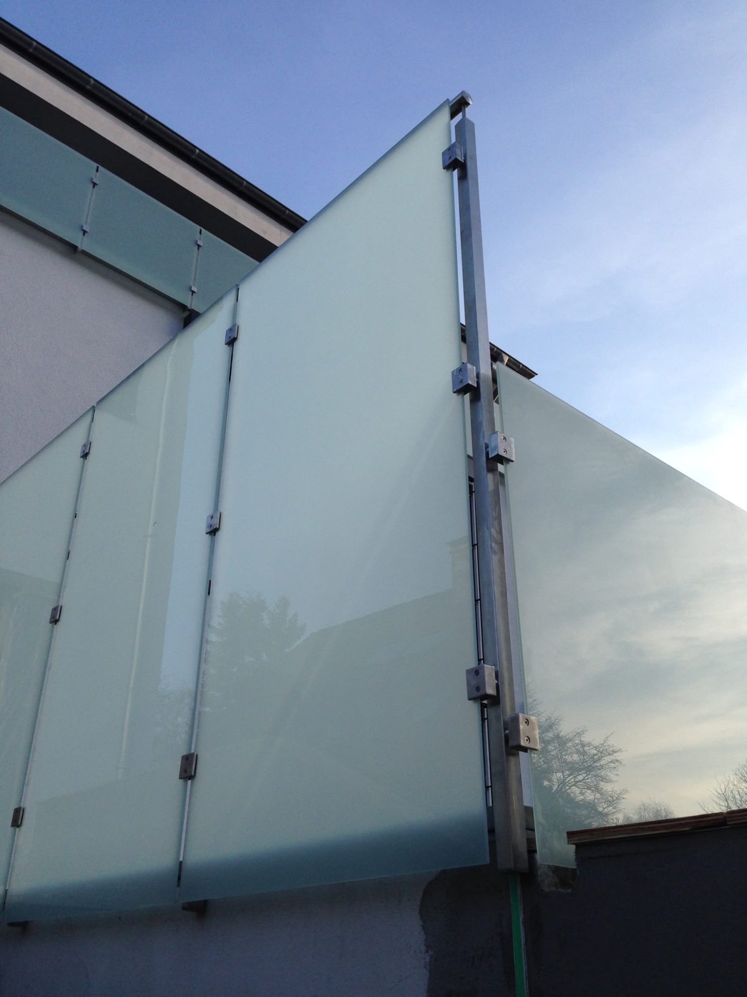 Sicht- und Windschutz mit Glashaltern vor Kopf und mattem Glas