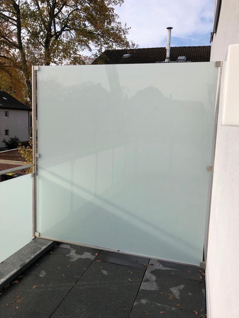 Sicht- und Windschutz mit mattem Glas