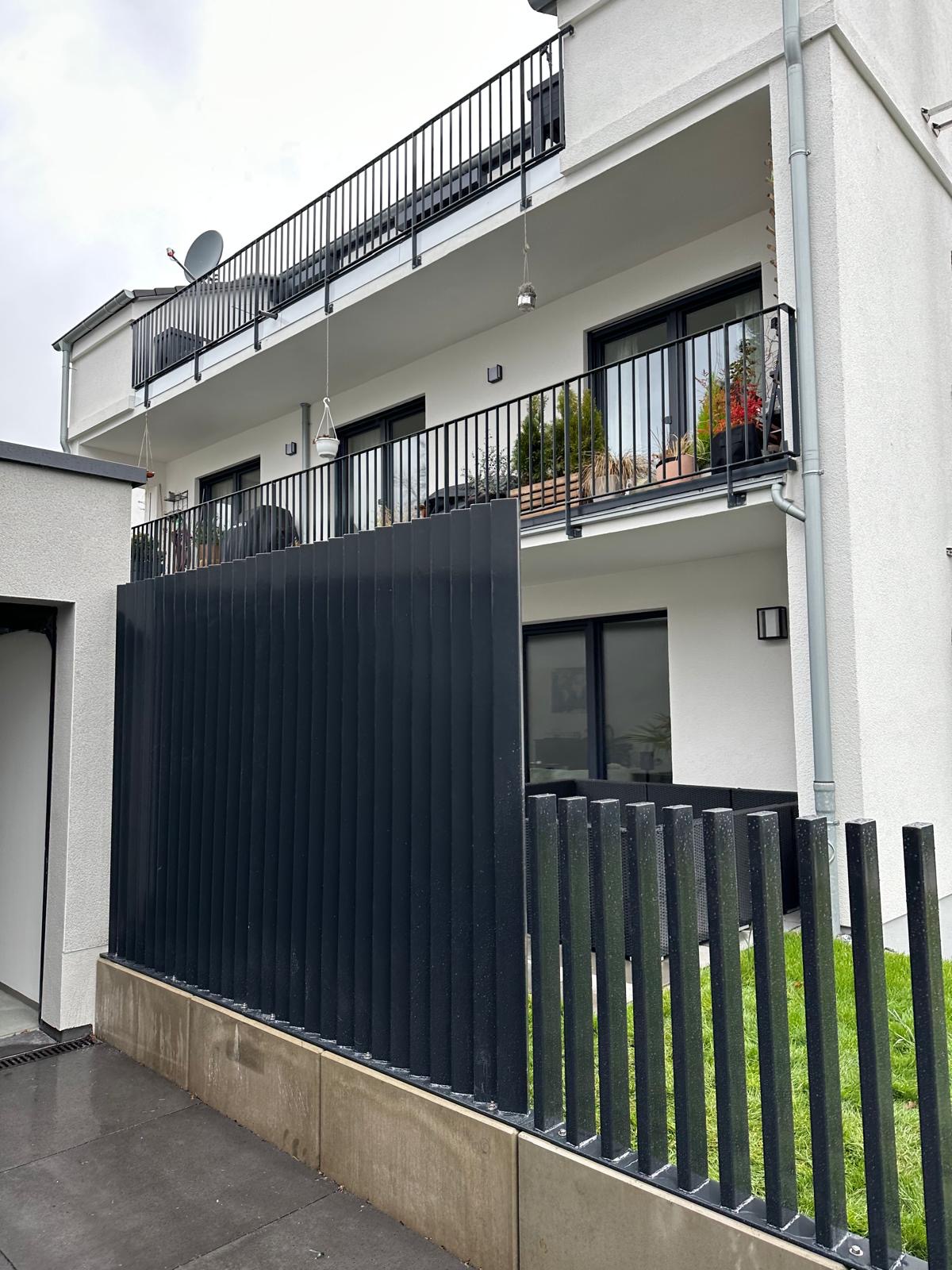 Sichtschutz aus Rechteckrohr 45 Grad geschweißt in RAL 7021