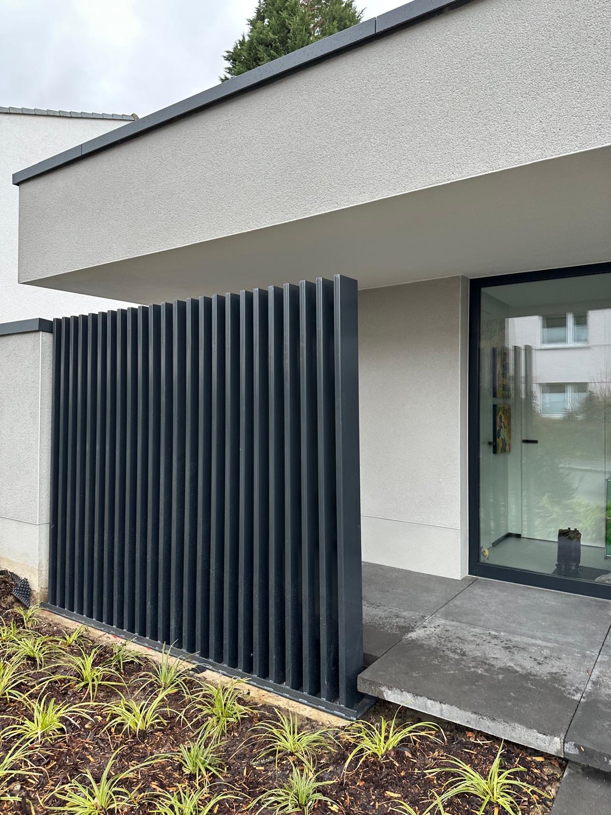 Sichtschutz aus Rechteckrohr 200 x 100 mm 90 Grad geschweißt in RAL 7021