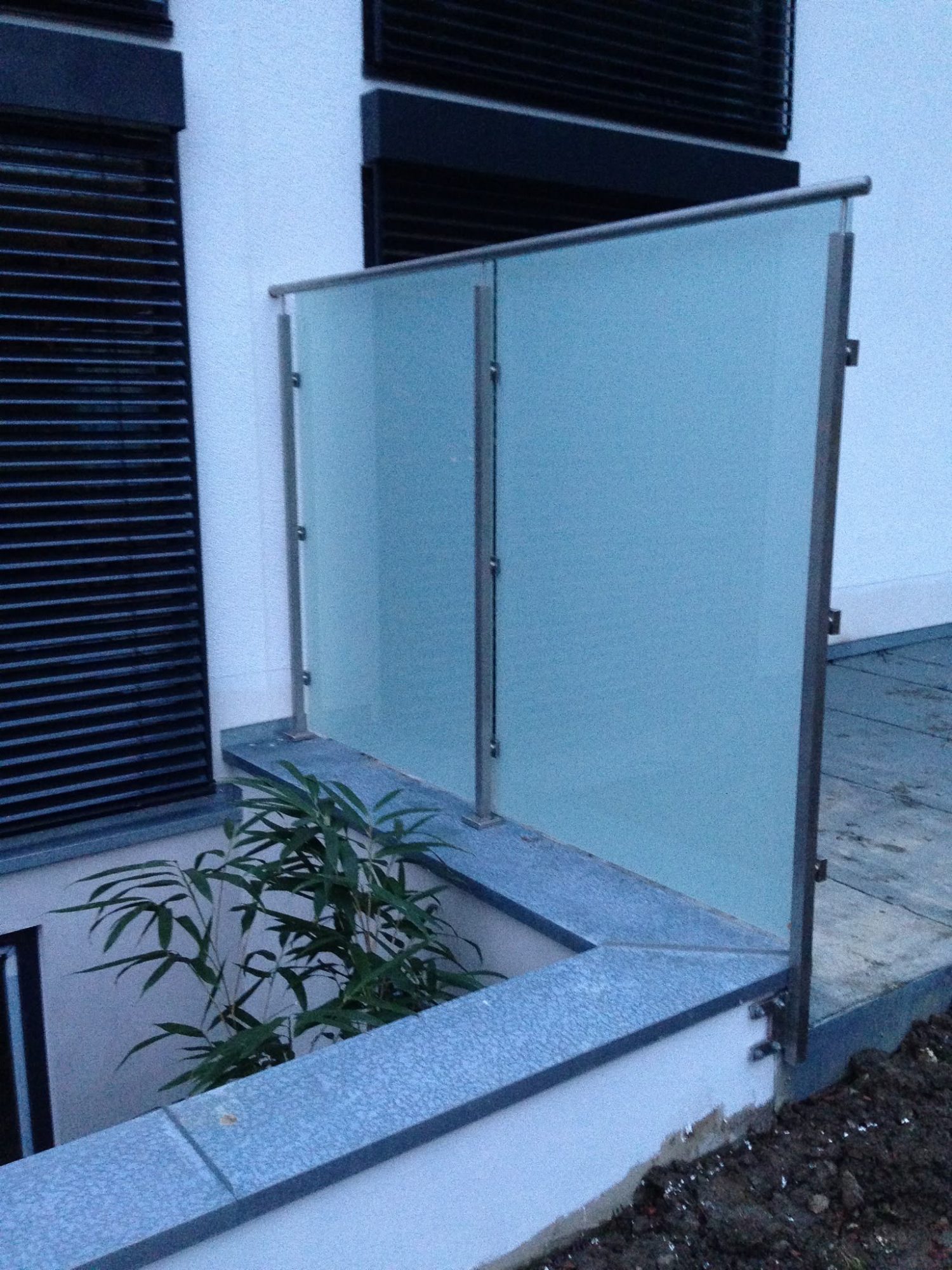 Sichtschutz Glas Milchglas Terrasse Edelstahl