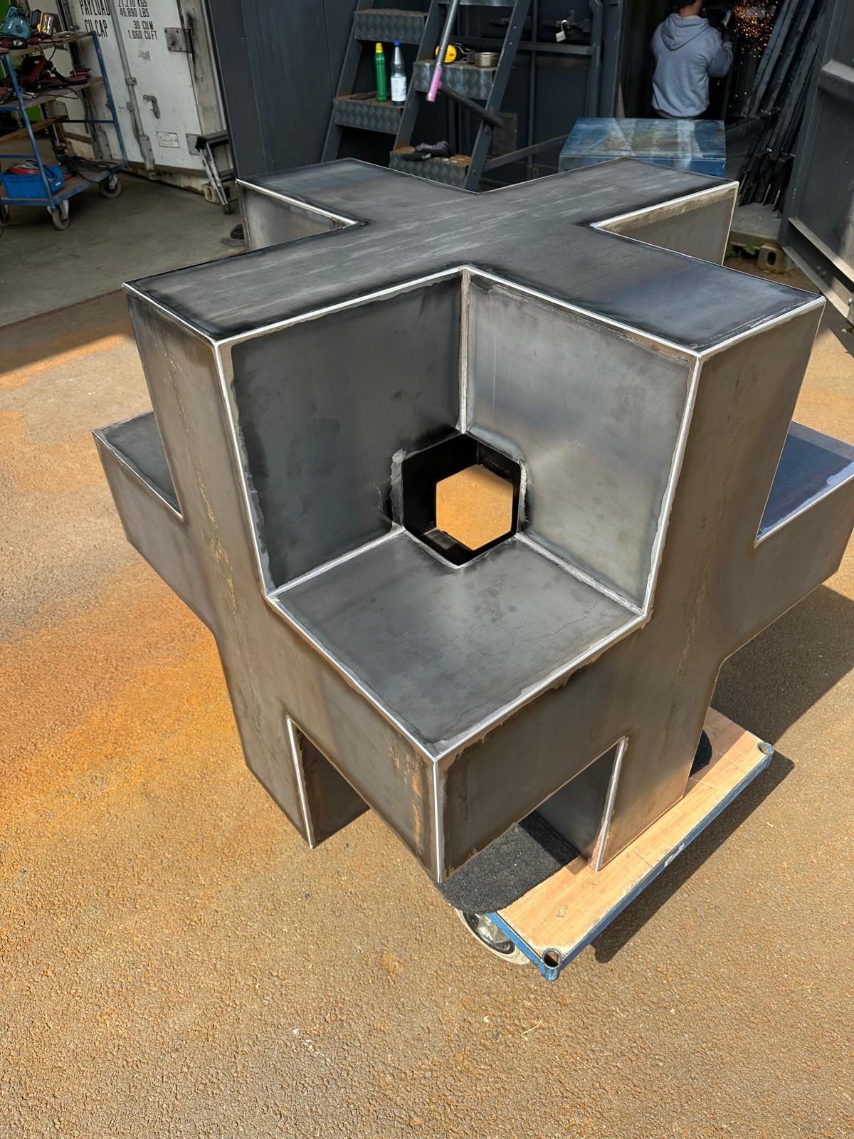 Skulptur Stahl Entwurf Maximilian Verhas "Big Swiss Open House" 1 m x 1 m x 1 m