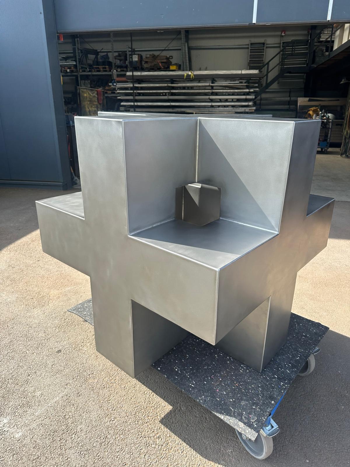 Skulptur Edelstahl geschliffen Entwurf Maximilian Verhas "Big Swiss Open House" 1 m x 1 m x 1 m
