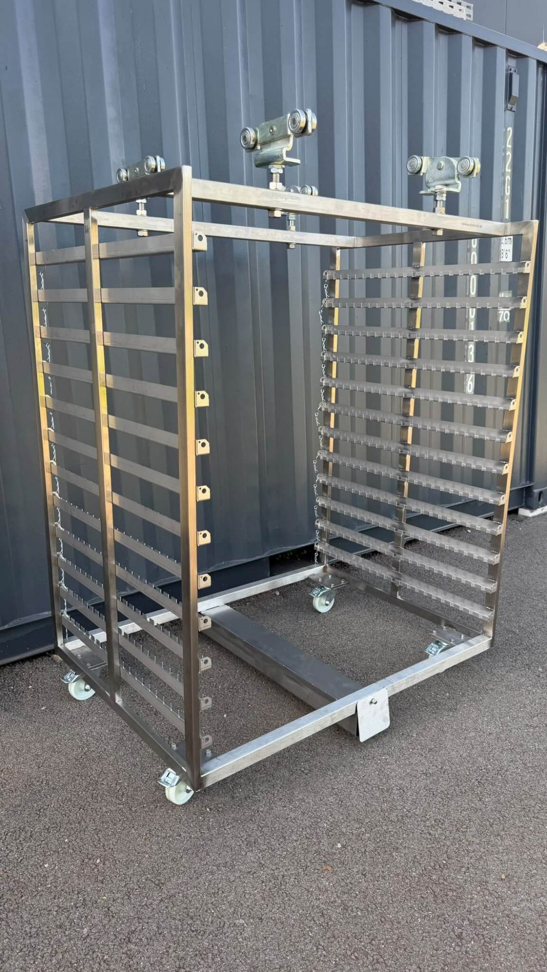 Edelstahlrack mit gelaserten Aufnahmen und hitzebeständigen Rollen