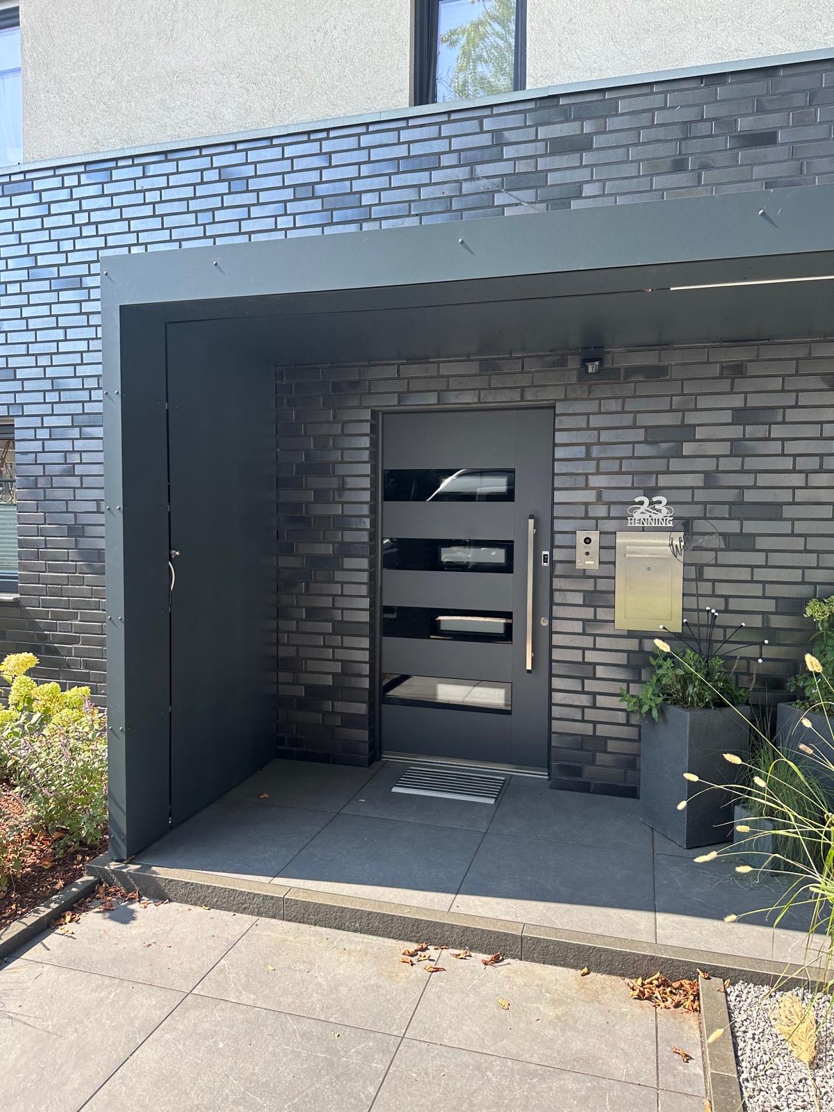 Eingangsüberdachung Anthrazit Klinkerfassade