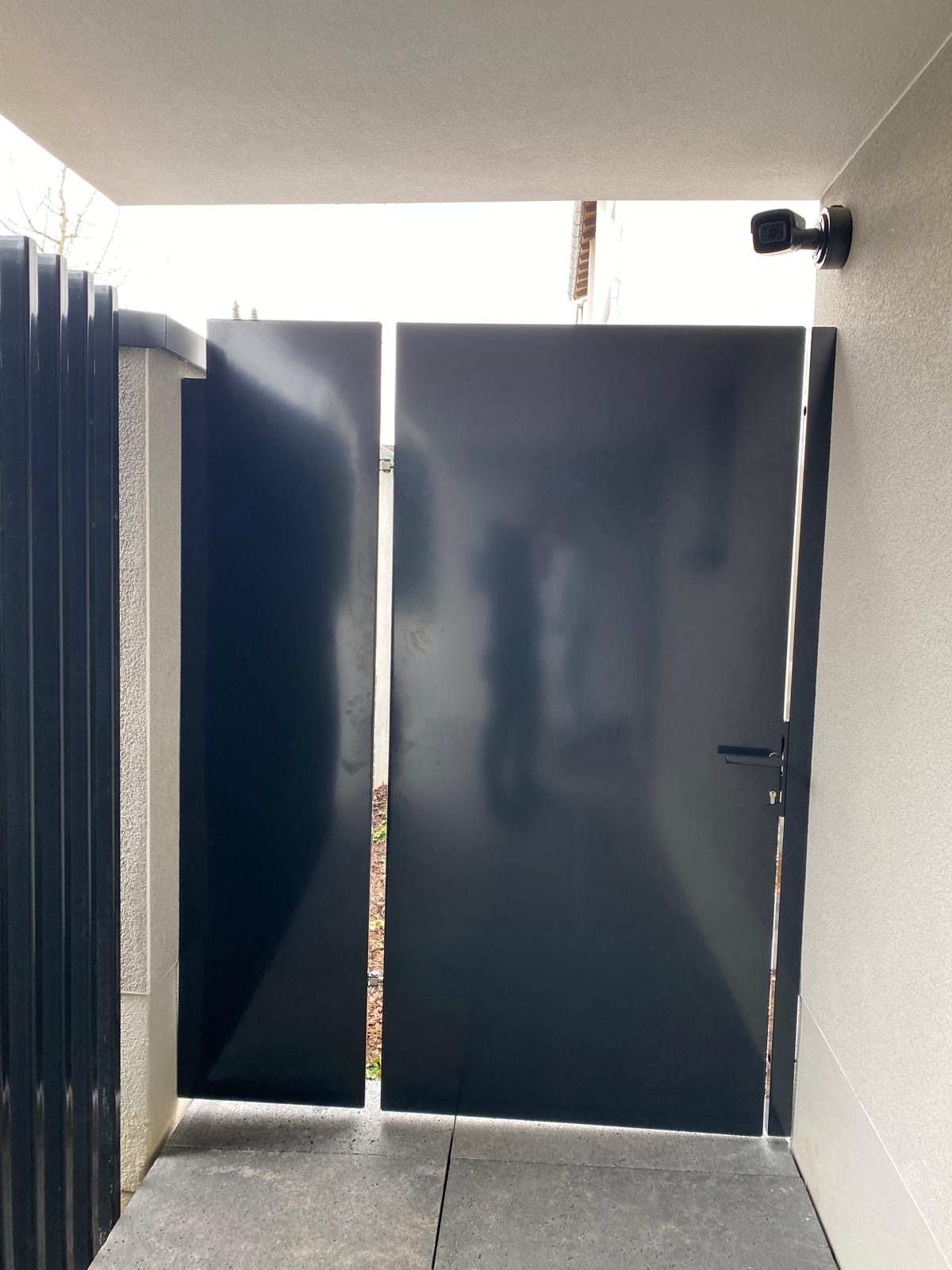 Tor mit Seitenelement und glattem Blech RAL 7016