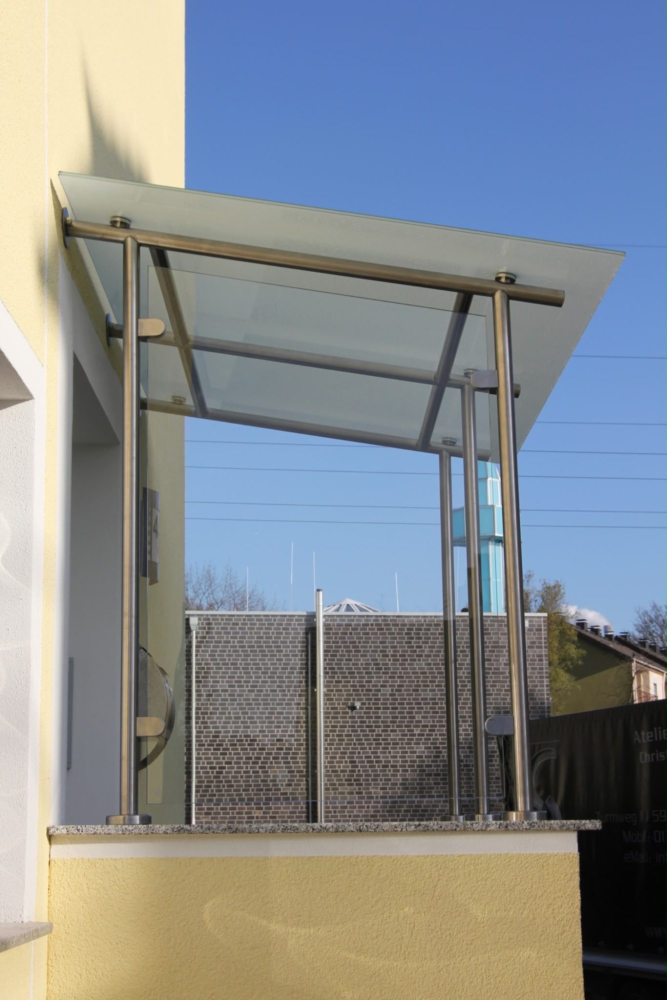 Vordach Glas Edelstahl Stützen Hauseingang Atelier