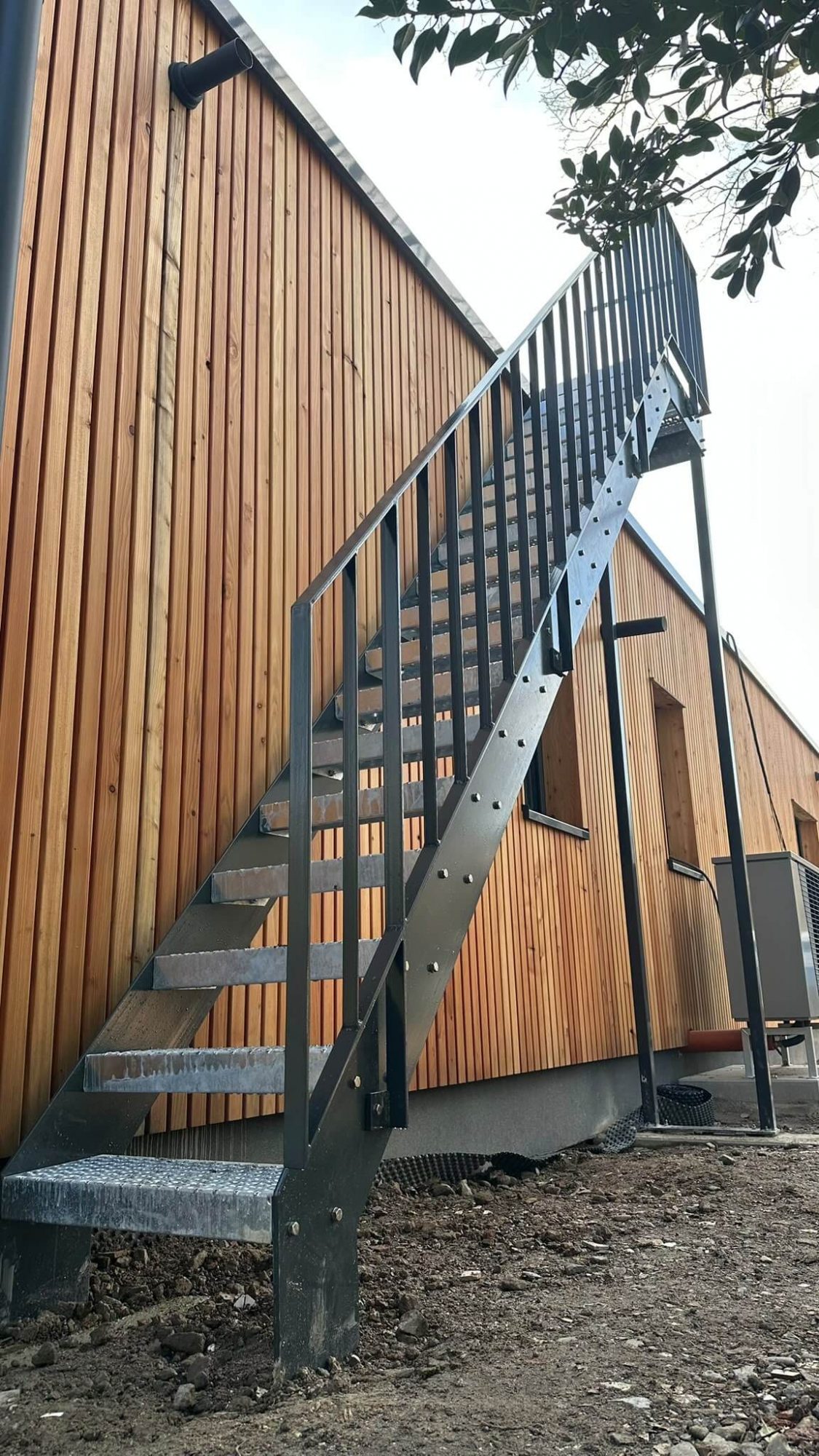 Geländer mit Flachstahlwangentreppe aus Flachmaterial verzinkt und gepulvert in RAL 7016