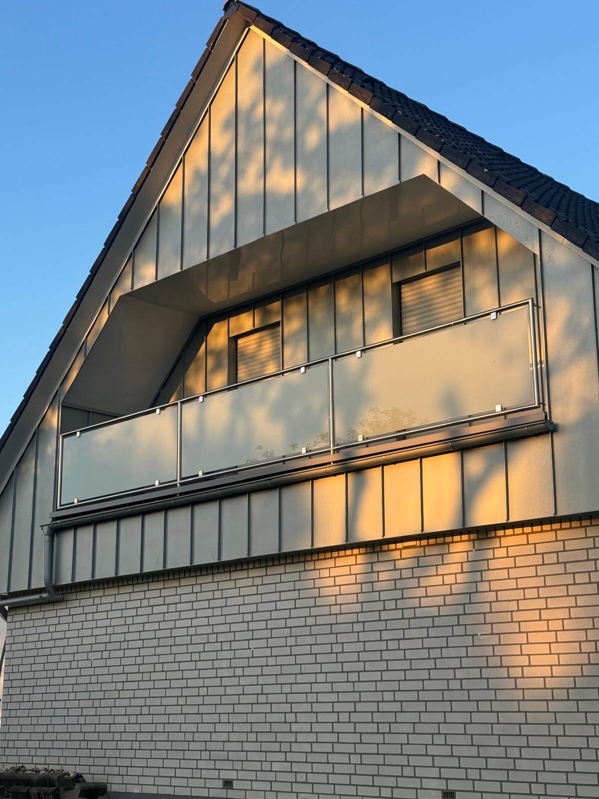 Balkongeländer aus Edelstahl und Glas